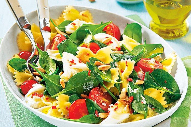 Salade de pâtes, cerises et épinards
