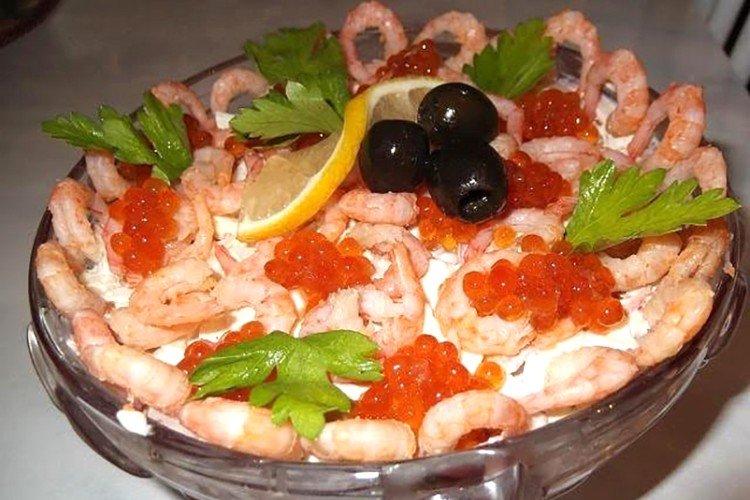 Salade de marin bien nourrie aux poissons rouges et crevettes