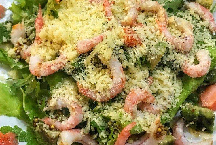 Salade d'avocat au poisson rouge et crevettes tigrées