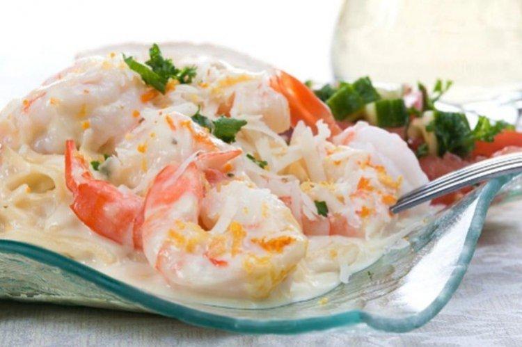 Salade de poisson rouge, fromage blanc et crevettes