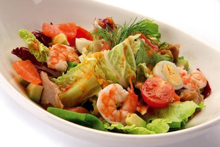 Salade de truite, tomates et crevettes tigrées