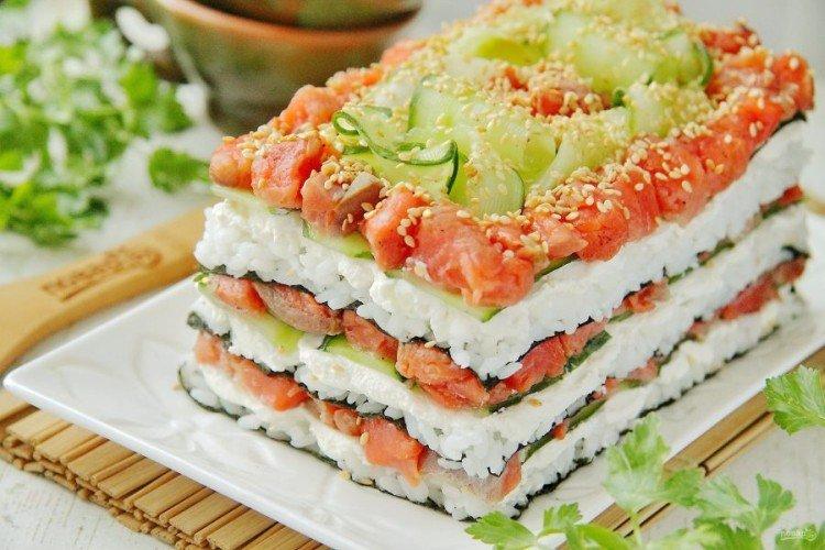 Salade Sushi cake de saumon rose salé clair aux crevettes