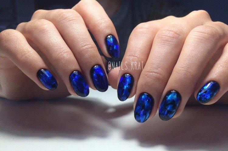 Manucure bleue avec du papier d'aluminium