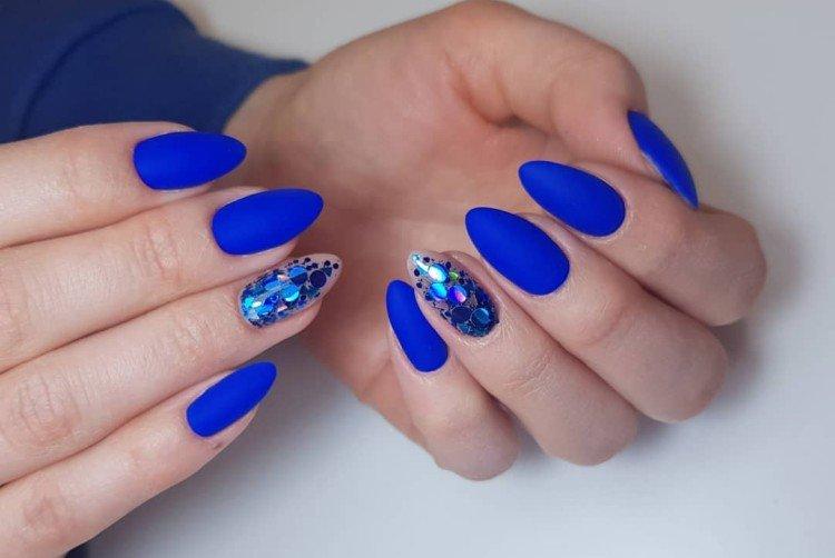 Manucure bleu mat