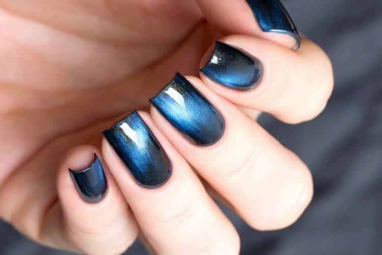 Oeil de chat manucure bleu