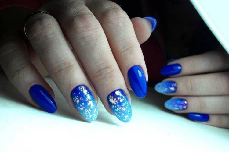 Manucure aux flocons bleus