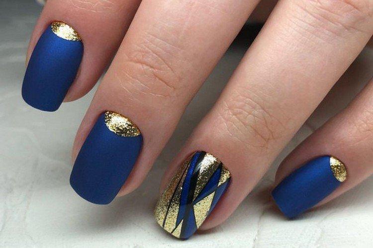 Manucure bleue avec de l'or