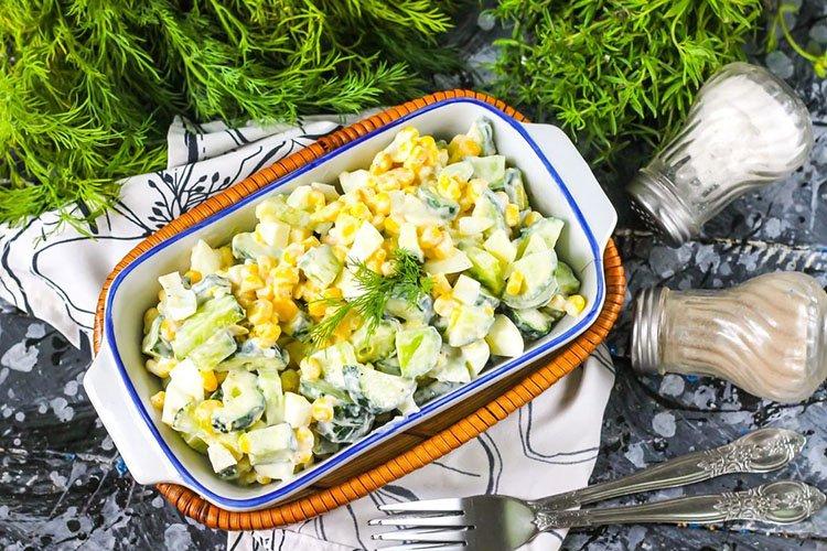 Salade de chou, concombres et avocat