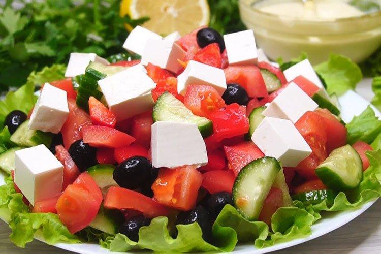 Salade grecque aux concombres frais