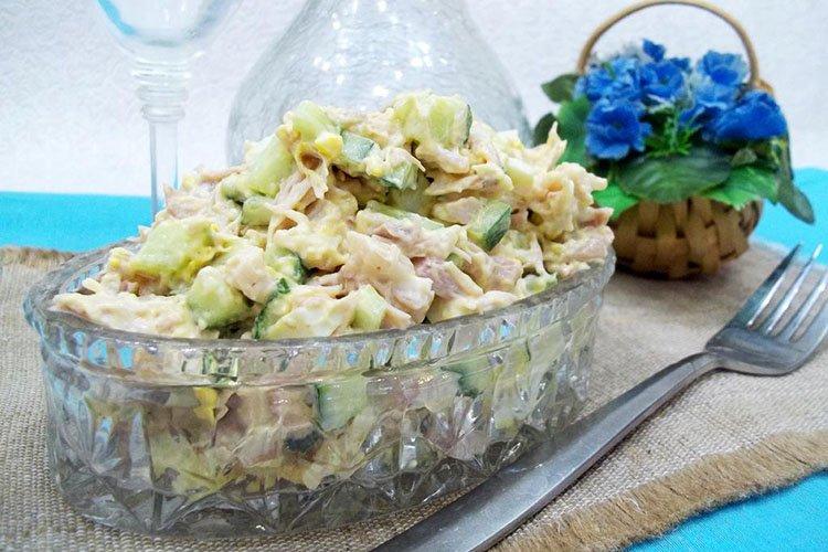 Salade de poulet, concombre et fromage