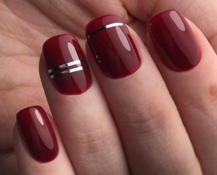 Manucure bordeaux à rayures