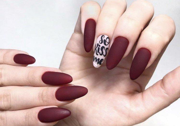 Manucure mate bordeaux