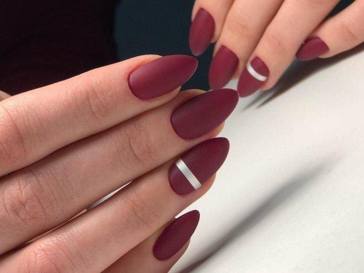 Manucure mate bordeaux