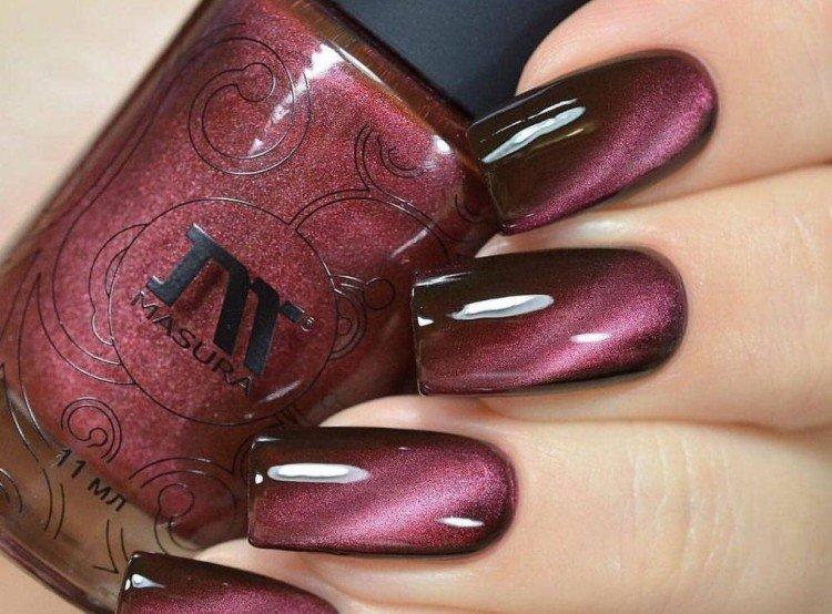 Manucure oeil de chat bordeaux