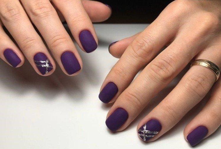 Manucure foncée mate