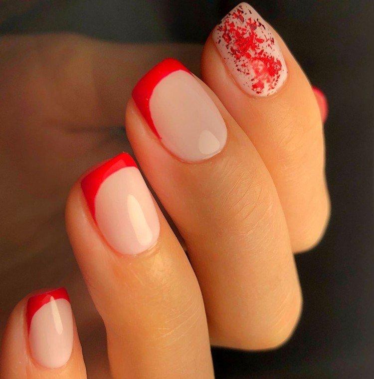 Manucure au lait avec du rouge