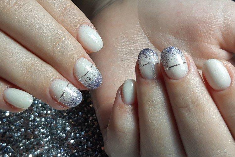 Manucure au lait avec de l'argent