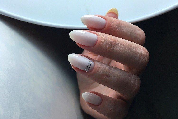 Manucure au lait avec de l'argent