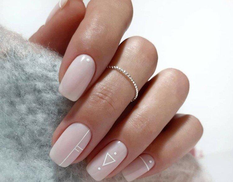 Manucure laiteuse translucide