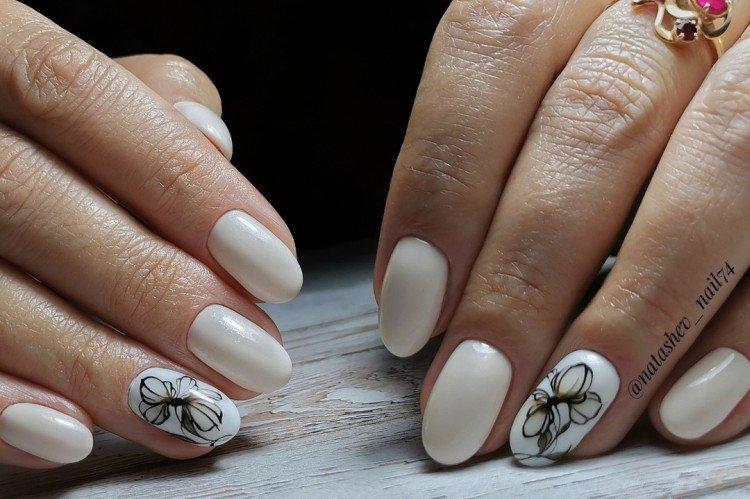 Manucure au lait avec des autocollants