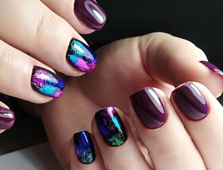 Manucure sur ongles carrés avec du papier d'aluminium