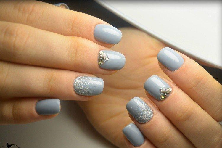 Manucure grise pour ongles carrés 2021