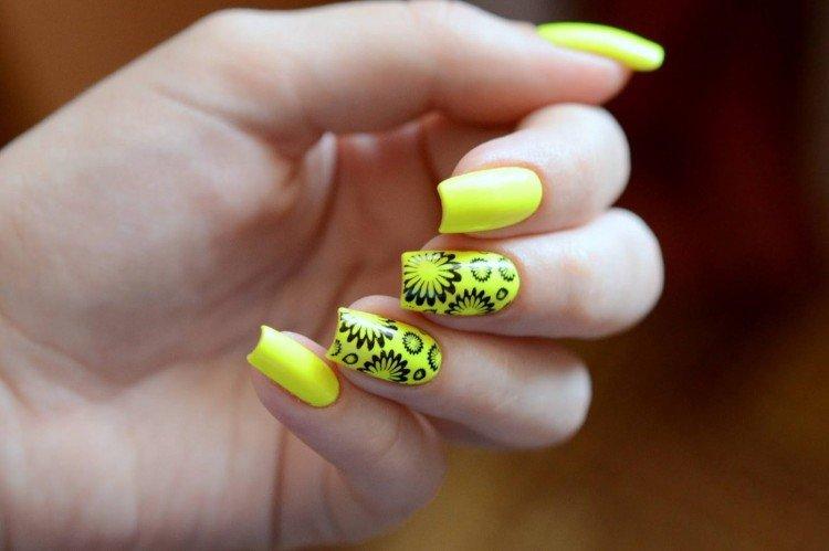 Manucure colorée pour ongles carrés