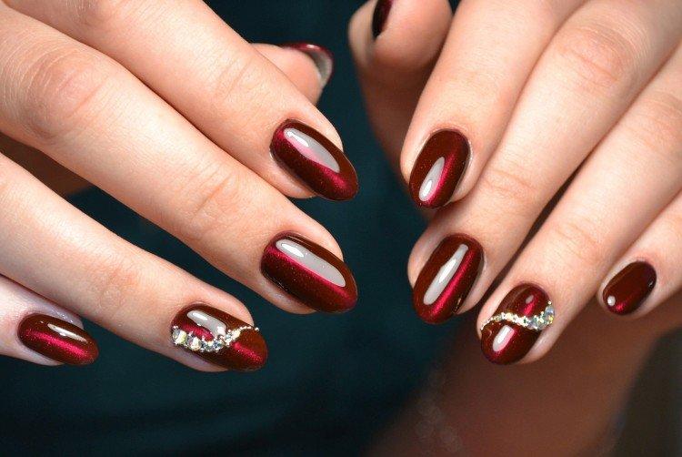 Oeil de chat manucure rouge