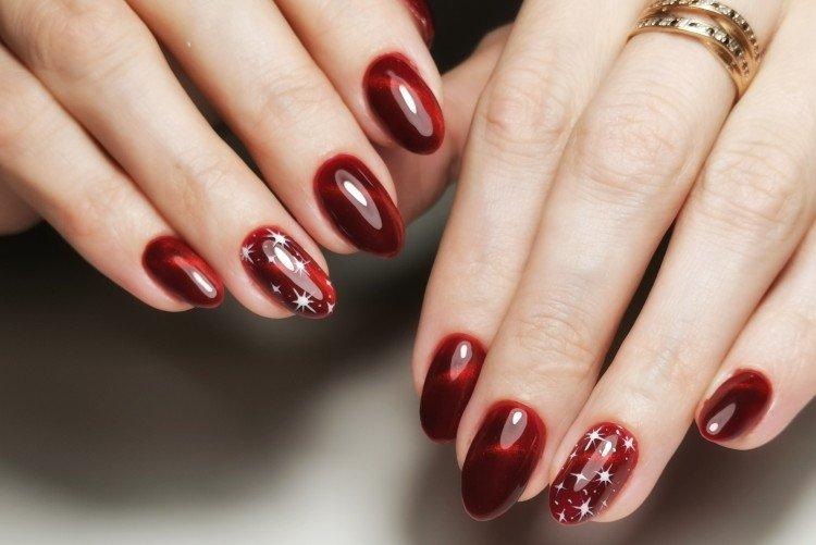 Oeil de chat manucure rouge