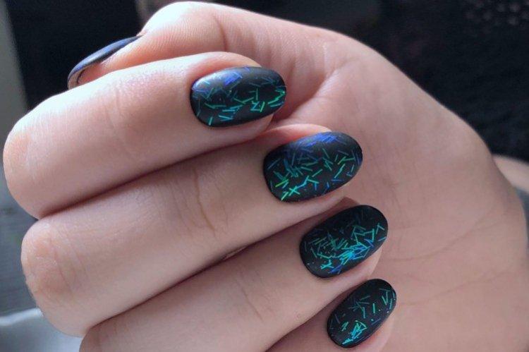 Manucure pailletée mate