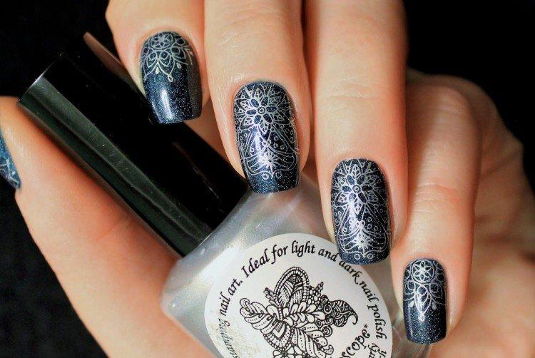 Manucure sombre avec estampage et autocollants