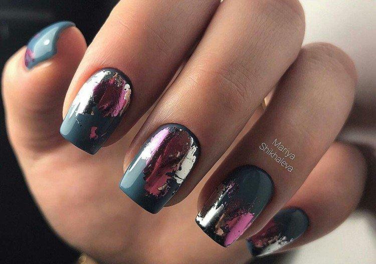 Manucure sombre avec du papier d'aluminium