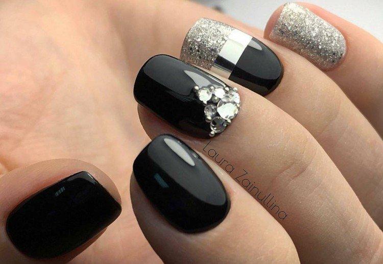 Manucure sombre avec des pierres
