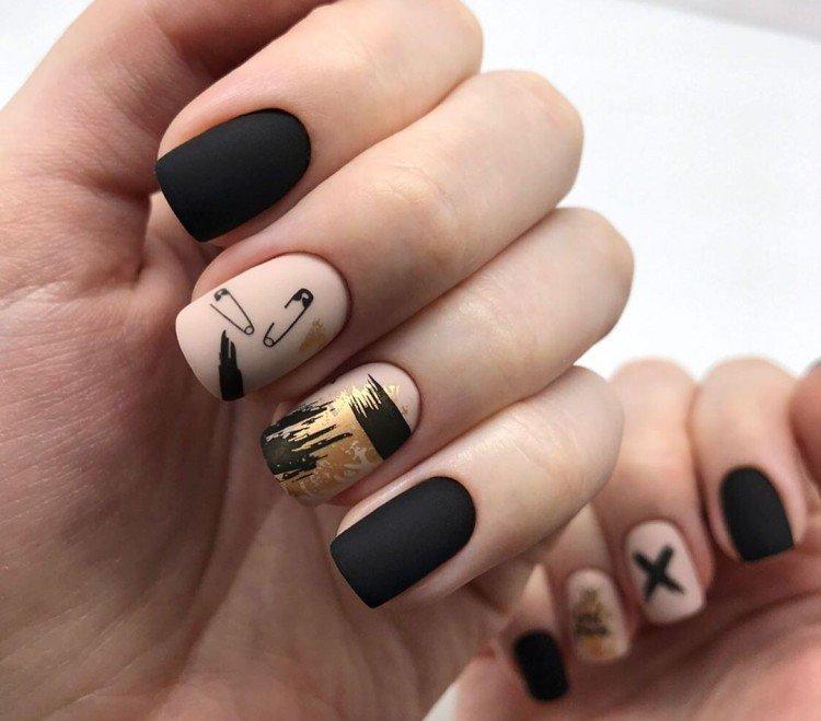 Manucure foncée avec beige et laiteux