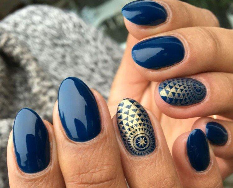 Manucure bleu foncé