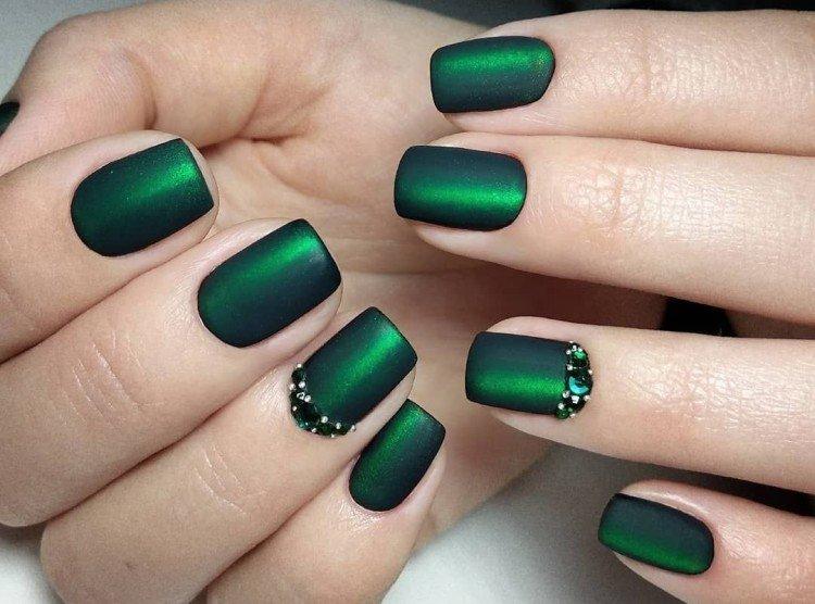 Manucure vert foncé