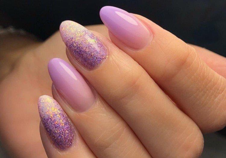 Manucure beige et violette