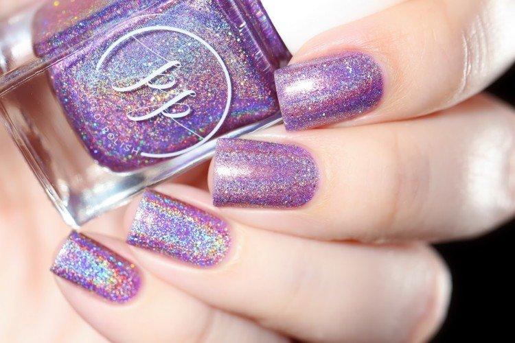 Manucure à paillettes violettes