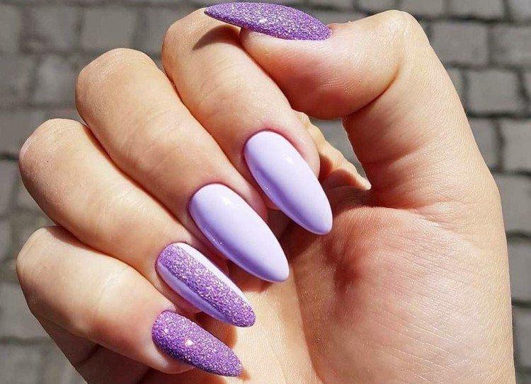 Manucure violette pour ongles longs