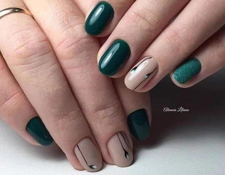 Manucure beige et verte