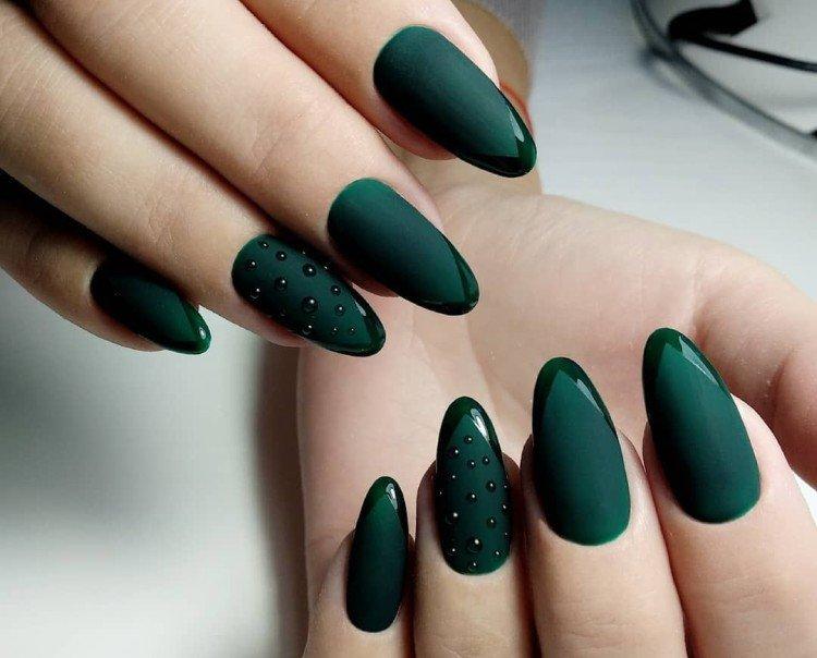 Manucure vert foncé