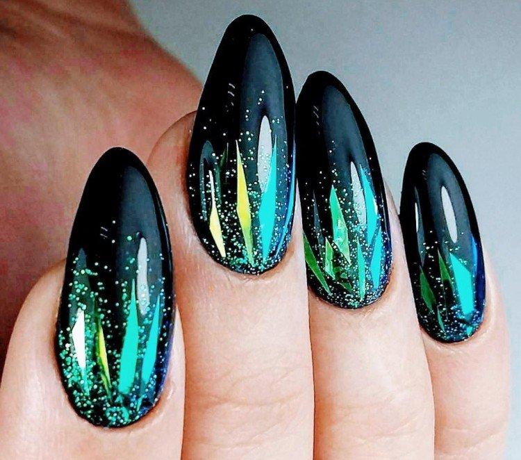 Manucure noire et verte