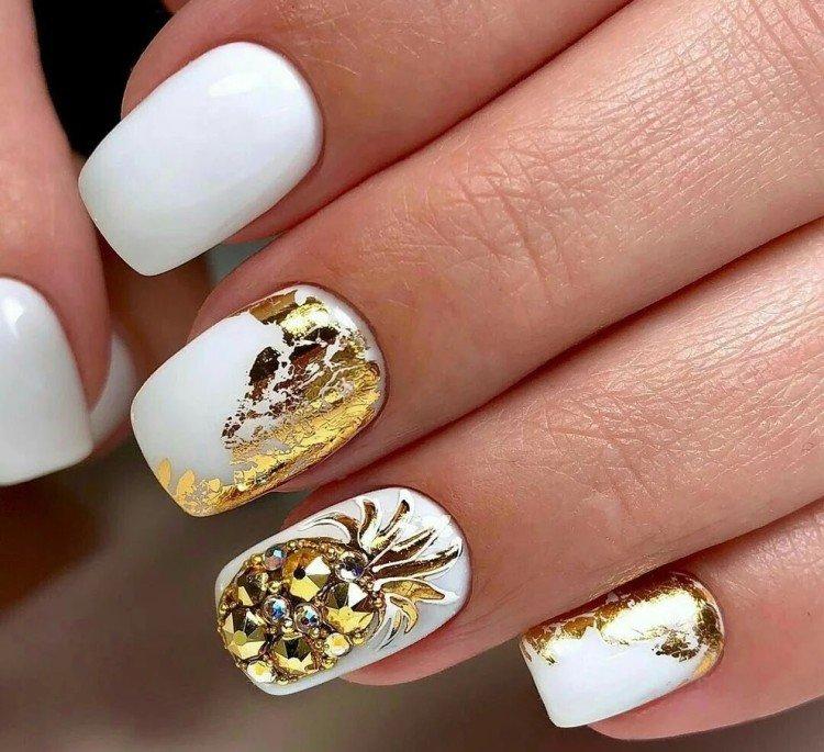 Manucure blanche avec papier d'aluminium