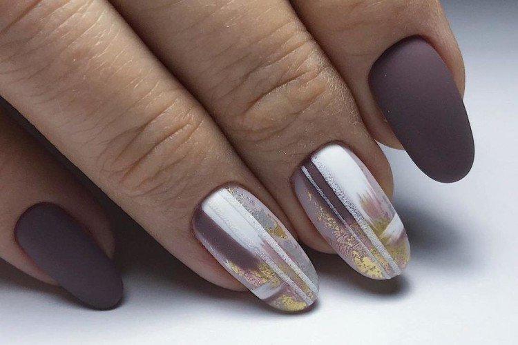 Manucure mate avec papier d'aluminium