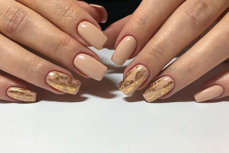 Manucure nue avec du papier d'aluminium