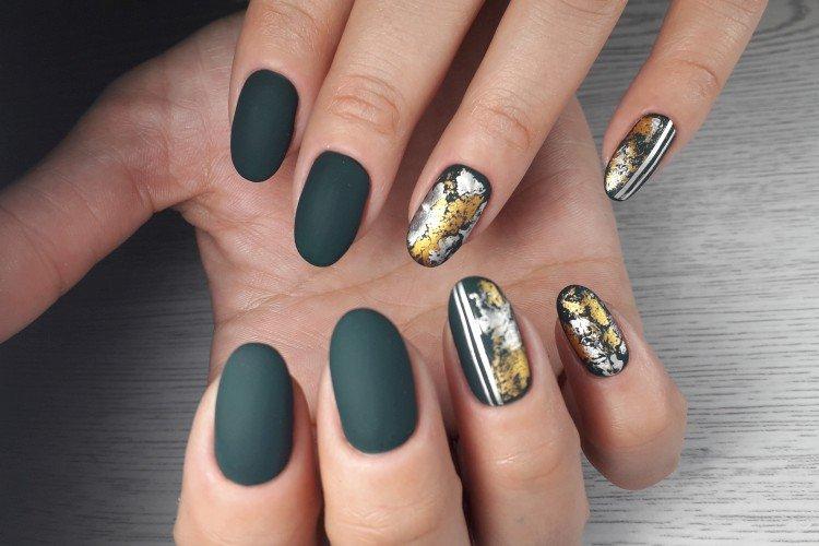 Manucure grise avec papier d'aluminium