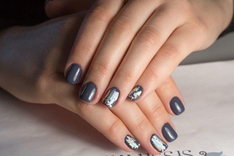 Manucure grise avec papier d'aluminium