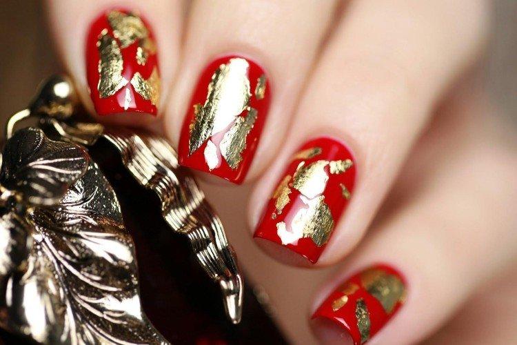 Manucure rouge avec du papier d'aluminium