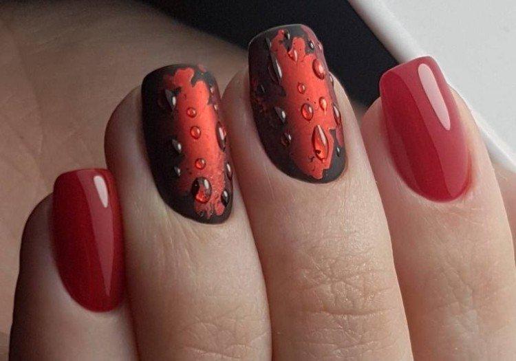 Manucure rouge avec du papier d'aluminium