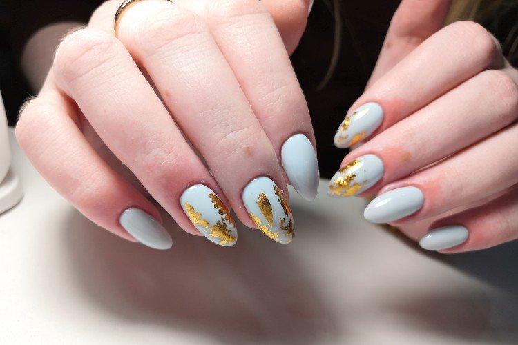 Manucure légère avec du papier d'aluminium